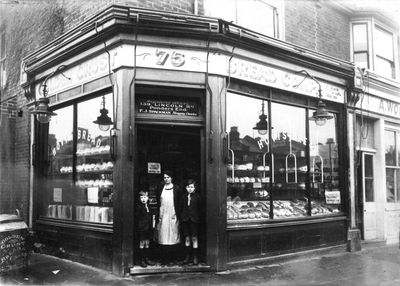 Golden Crust Bread Co. Ltd.
Shop number 75 but street not known. Sign above door reads "Registered offices / 139, LINCOLN RD. / Ponders End / F. J. SPACKMAN Managing Director"
Keywords: bakeries;shops