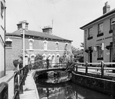 Crown and Horseshoes and New River Loop
Keywords: bridges;pubs;New River Loop