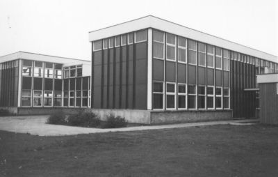 Southgate School
This is Southgate School, (that used to be Southgate County School.) The picture is of the south end of the school, looking north. The single storey building on the RHS was the TD classroom. The two storey block in the foreground was a metalwork ? studio on the ground floor and physics/chemistry lab on the 1st Floor. The Block in the background was an Art studio on the ground floor, can't remember the 1st floor use, possibly needlework room. - [i]Information from Richard Summerfield, 2017[/i]
Keywords: schools