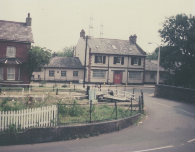 Keywords: lock;houses;roads
