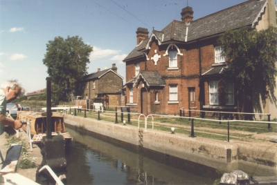 Keywords: lock;houses;roads