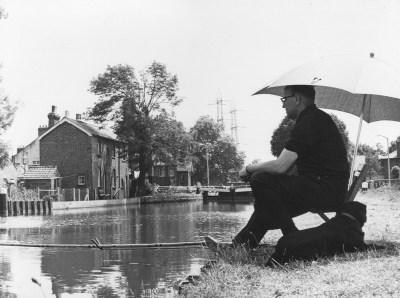 Keywords: River Lee Navigation;fishermen;houses;locks