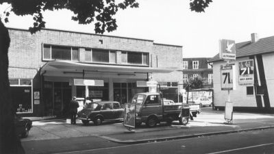 Sarnesfield Road Garage
At one time part of Graham's Garage, which included showrooms at the corner of Church Street. The earlier building occupied by Harris' Baby Carriages and previously by Henrietta's Fancy Goods was pulled down for the new motor showroom and for workshops behind the petrol station.
Keywords: garages