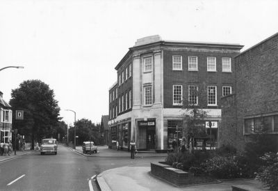 Eastern Gas showroom
At corner of Sydney Road and Palace Gardens. There was a demonstration theatre upstairs, with sloping seating. On the extreme right are the public conveniences: ladies in Sydney Road and gents in Palace Gardens.
Keywords: gas;toilets;retail