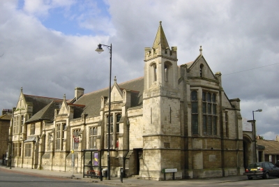 Charles Lamb Institute
Designed by John S. Alder and built in 1908. A stone-faced building in the style of a Tudor college with large stone mullion transomed windows and canted bays. The narrow doorway, now used as the main entrance, originally led to the one-bay dwelling section. - [i][Treasures of Enfield][/i]
Keywords: Charles Lamb;1900s;Grade II listed