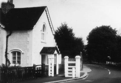 Gate House on Hadley Green Road
Situated just before the junction with Camlet Way. [i](Thanks to Daren Gordelier for identifying this image.)[/i]
Keywords: gateways;houses