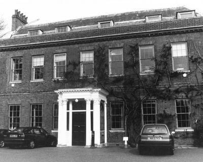 Capel Manor
From the car registration number, the date must be after 1st August 1995.
Keywords: historic houses;1990s