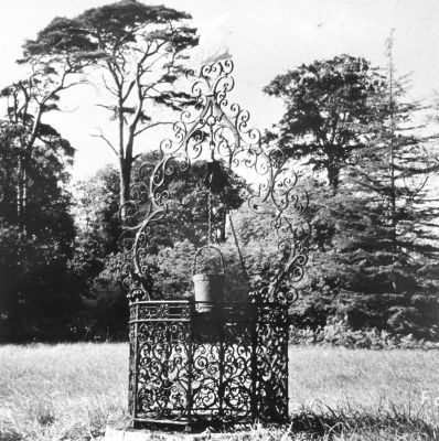 Capel Manor - wrought iron well-head
Keywords: wells;wrought iron;ironwork