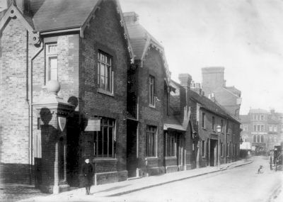 London Road, looking towards The Town
Keywords: horse-drawn vehicles;roads and streets
