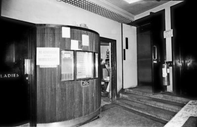 Premier Cinema, foyer, 1970
Photograph by Kevin Wheelan. For more details and pictures see [url]http://www.eastend-memories.org.uk/excelsior/excelsior_4.htm[/url]
Keywords: 1970s;cinemas;demolished buildings;bingo halls