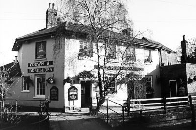 Crown and Horseshoes, February 1989
Note on back: "(35 - 34 Feb 89)" but also has sticker "Enfield Preservation Society Golden Jubilee 1936-1986", so date of this picture is uncertain.
Keywords: pubs;New River Loop;railings;bridges