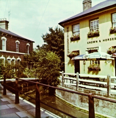 Crown and Horseshoes and New River Loop
Keywords: pubs;New River Loop;railings