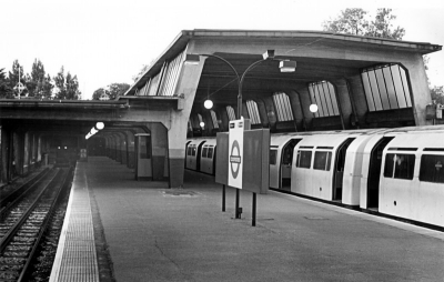 Cockfosters station platform
Designed by Charles Holden, 1933. Listed Grade II. [i]Treasures of Enfield[/i], page 171.
Keywords: rail transport;1930s;Grade II listed;railway stations