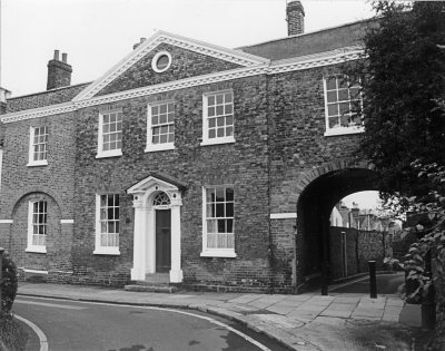 Archway House
Listed Grade II. Built around 1750 this elegant building ws the local tavern until just before World War I. - [i]Treasures of Enfield[/i], p.109.
Keywords: 1750s;Grade II listed;historic houses