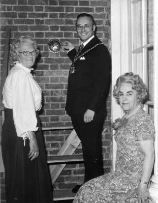 Listed building plaque being fixed to an unidentified building
Mrs C. Knutt (name illegible?), Councillor John Lindsay, Carinthia Aburthnot Lane.
Keywords: LC7;plaques;listed buildings