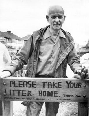 Enfield Lock anti-litter campaign, June 1983
Don Gresswell promoting the campaign
Keywords: 1980s;litter;campaigns