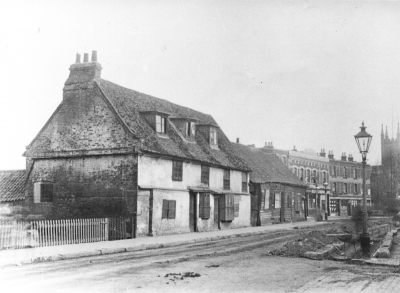 Old houses, Enfield Highway, corner of Green Street.
Pulled down for road widening - tramways
Keywords: demolished buildings;houses;lampposts;weatherboarding;tramways