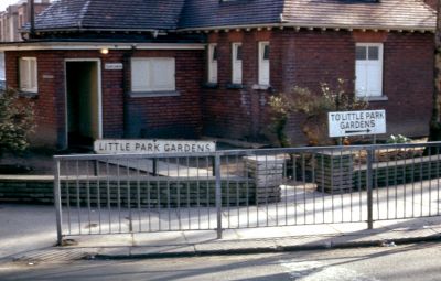 Public toilets, Little Park Gardens
Regrettably now closed to the public and used only by bus drivers.
Keywords: toilets