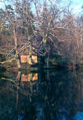 Tudor boat house at Whitewebbs Lake
Keywords: buildings;lakes
