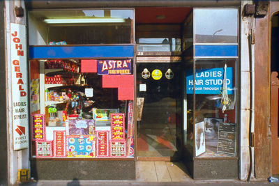 25 The Town
Shop window display, with signs for John Gerald, ladies hair stylist, on first floor.
Keywords: retail;shops;hairdressers