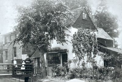 Cottage next to Crown and Horseshoes
Bridge over the New River Loop on the left. 

[i]Reproduction right held by Enfield Local Studies Library and Archive.[/i]
Keywords: houses;bridges;New River Loop