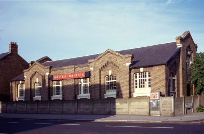 United Dairies building, Chase Side
Now the "Moon under Water" public house
Keywords: pubs;dairies
