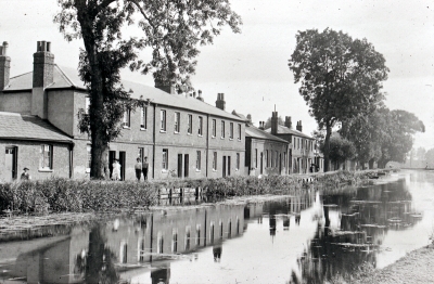 Government Row, Enfield Lock
River Lea Navigation in foreground.
Keywords: houses;Royal Small Arms Factory;canals;RSAF