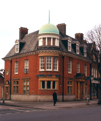 Nursery school, Dryden Road
Built around 1900. Formerly a bank. At corner of Queen Anne's Place.
Keywords: schools;1900s;banks