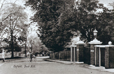 Gates of Halliwick House, Bush Hill
Keywords: historic buildings;demolished buildings