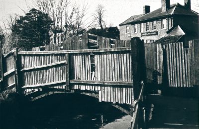 Footbridge over the New River Loop at Crown and Horseshoes, 1967
Keywords: bridges;New River Loop;pubs;1960s