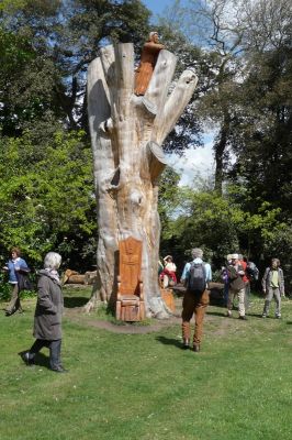 The Bishops’ Tree, Fulham Palace gardens. 2009-04-25
The Bishops’ Tree was carved by Andrew Frost. See [url=http://www.lbhf.gov.uk/externalsite/Fulhampalace/The_Gardens.asp] the Fulham Palace Gardens web site [/url] for more information.
