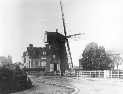 Enfield's old windmill, Old Park Road
 

[i]Reproduction right held by Enfield Local Studies Library and Archive.[/i]
Keywords: windmills;Old Park Road